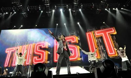 Michael Jackson tại buổi diễn tập hôm 23-6 Tượng của Michael Jackson sẽ được trưng bày tại Regensdorf gần Zurich từ ngày 3-7 đến ngày 5-7 Michael Jackson tại buổi diễn tập hôm 23-6 Tượng của Michael Jackson sẽ được trưng bày tại Regensdorf gần Zurich từ ngày 3-7 đến ngày 5-7